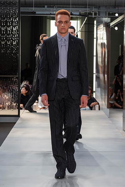 تصاميم راقية بلمسة جريئة ... اليك مجموعة Ricardo Tisci الأولى لدار Burberry